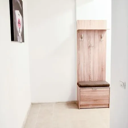 Ionut Apartament Zona Alezzi דירה